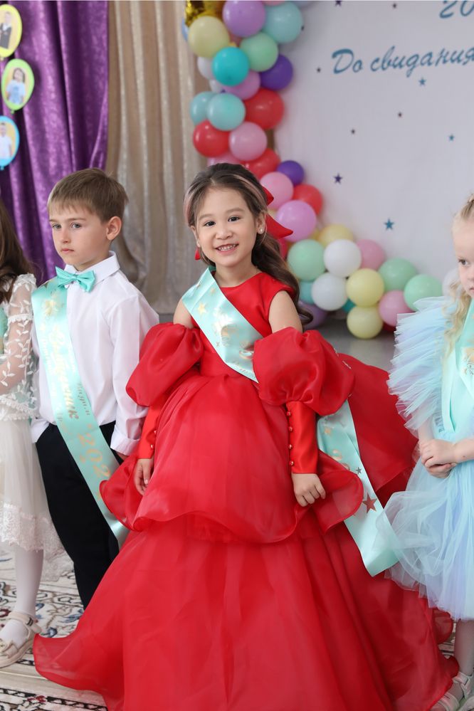 Продам детское платье на 5-6 лет