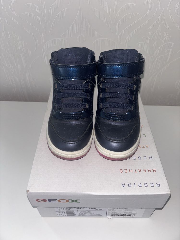 Продам осенние ботинки для девочки Geox