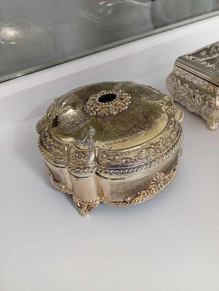 Шкатулки металлические