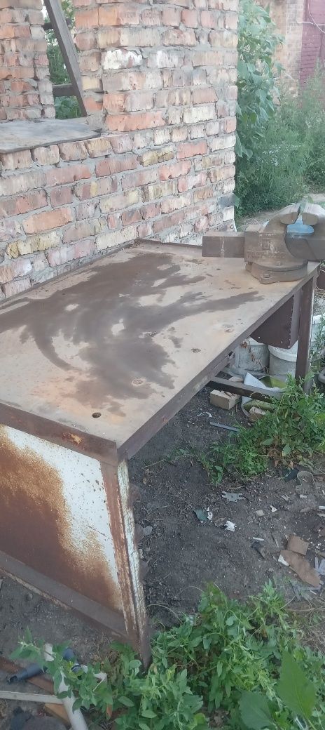 Тиски слесарные, поворотные, чугун, 7827 с верстаком