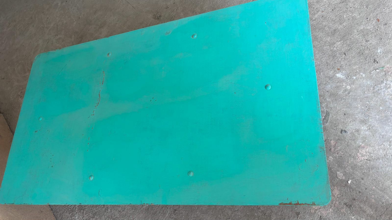 Стол. Аяғы темірден жасалған. 90×1.20 болуы керек. Өте мықты стол.