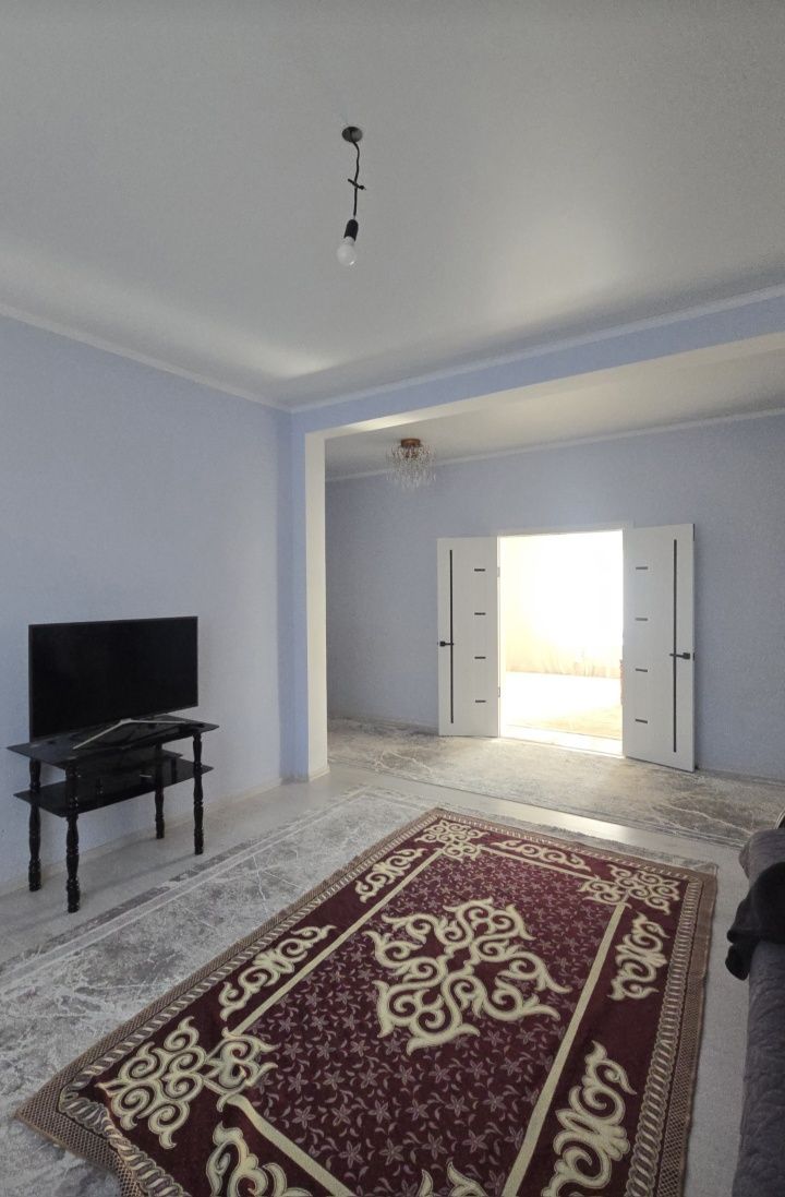7 бөлмелі үлкен,жарық,кең үй сатылады.