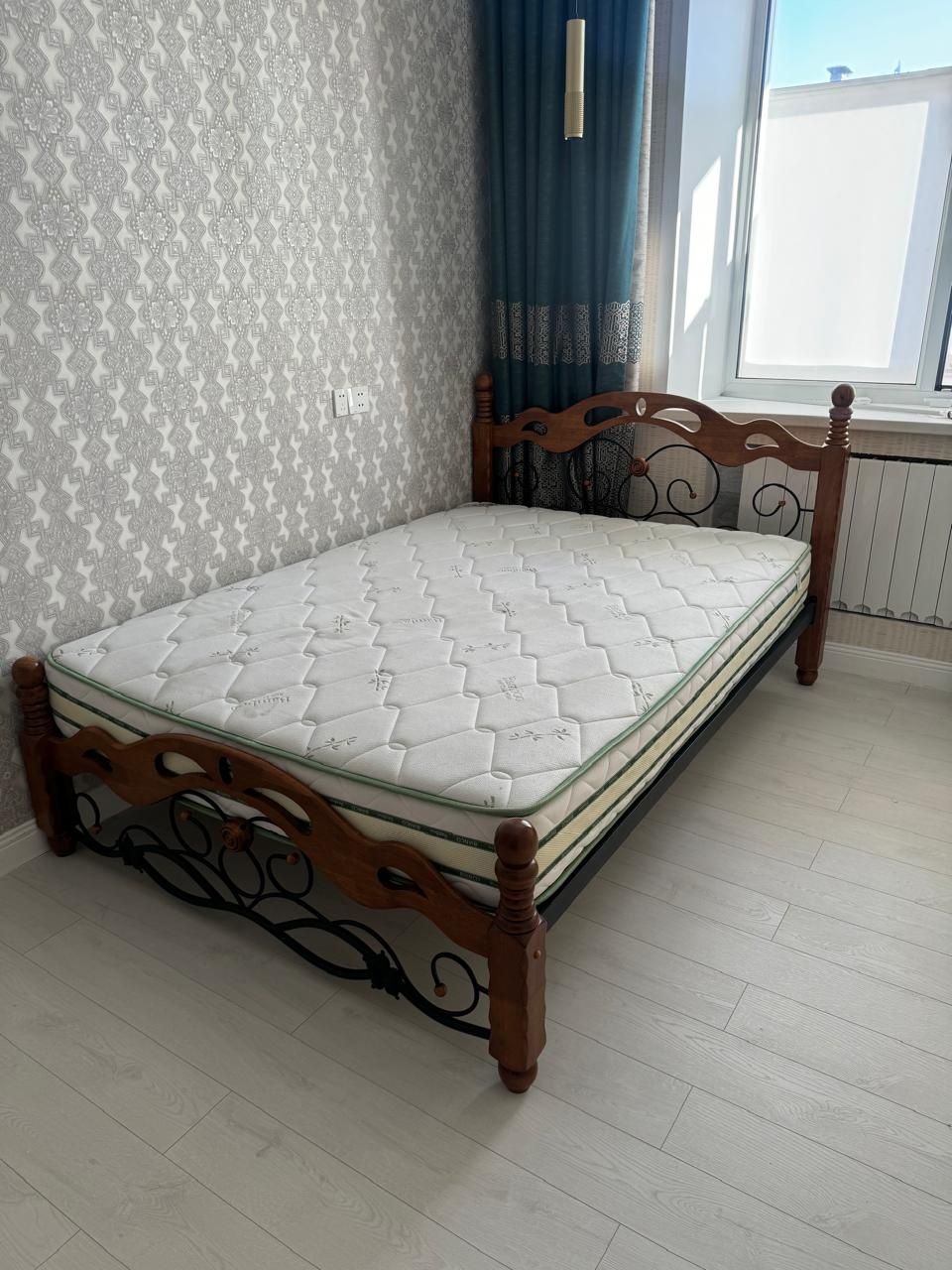 Двуспальная кровать с матрассом