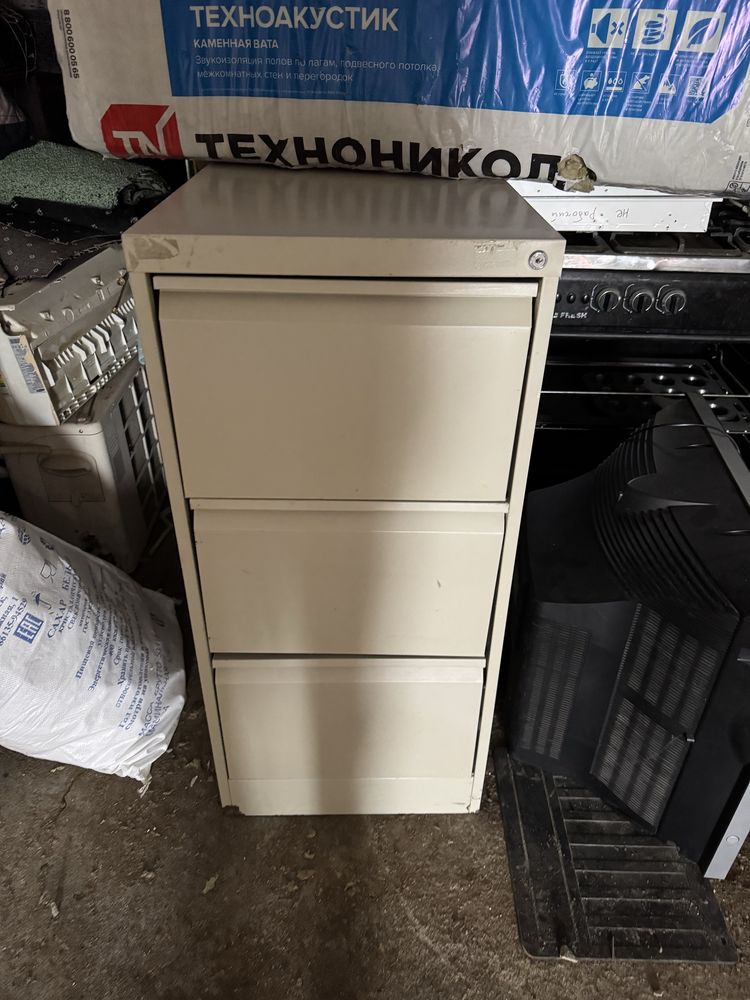железный шкаф в отличном состоянии