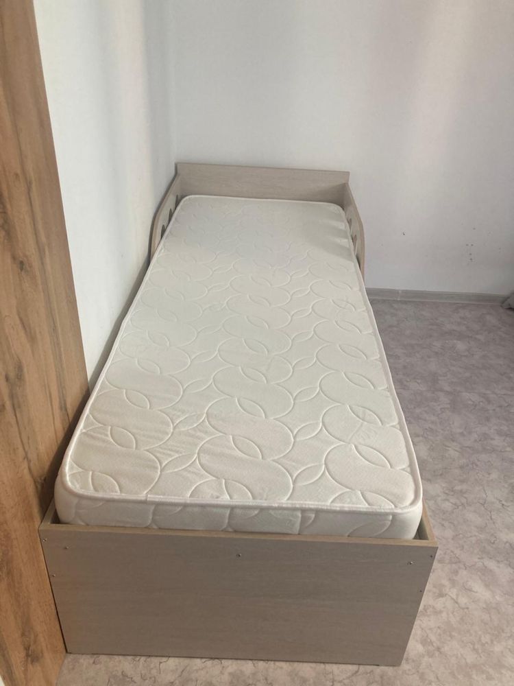 Продам кровать с матрасом