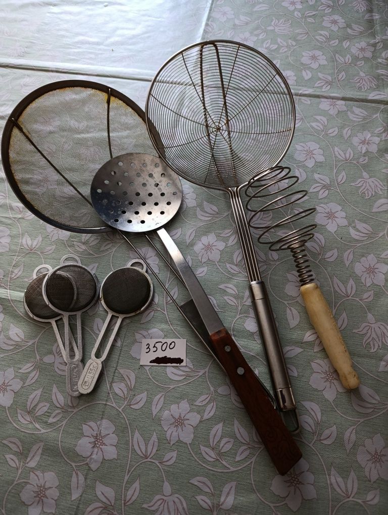 Тарелки и приборы
