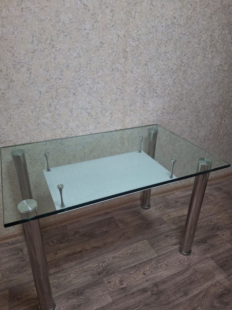 Стол стеклянный добротный крепкий