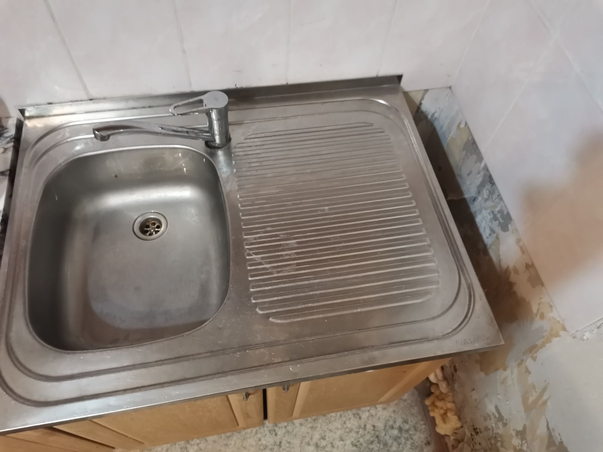 Продам кухонный гарнитур с нержавеющей мойкой