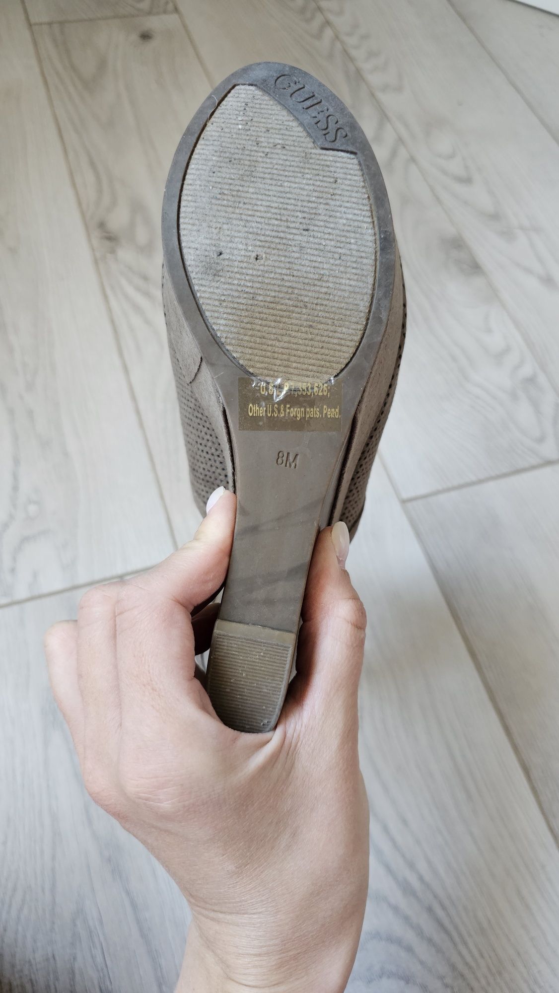 Новые босоножки на танкетке Guess