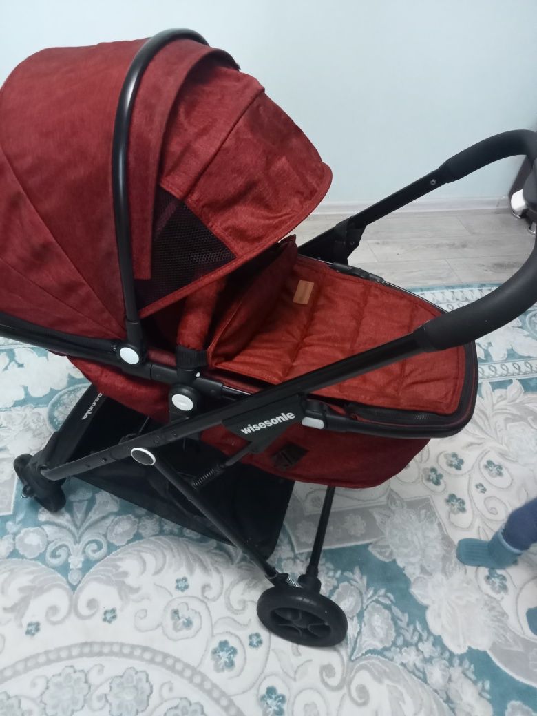 Продается коляска зима-лето.Короб съемный, поворачивается лицом к маме