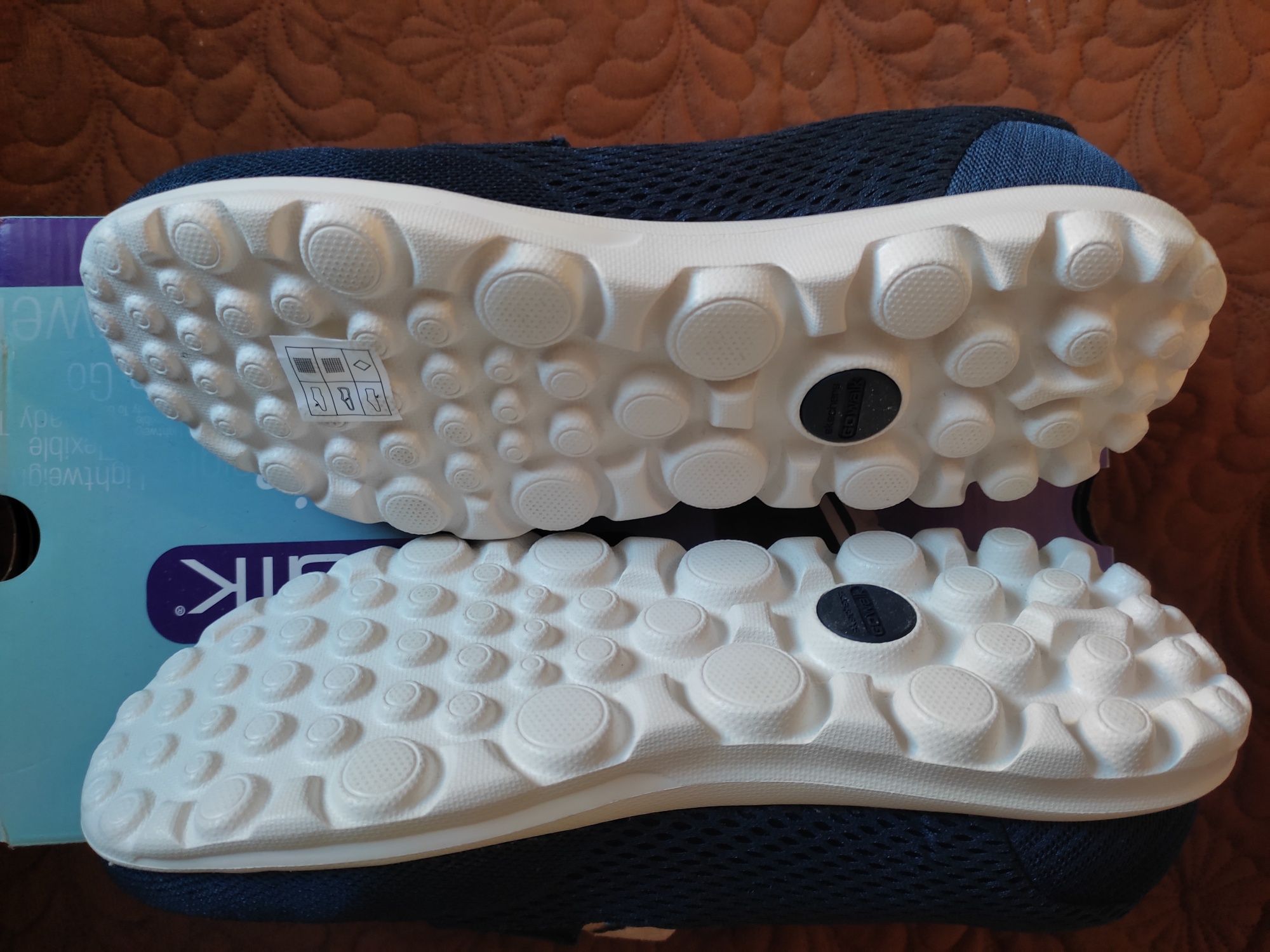 Продам женские новые кроссовки марки Skechers