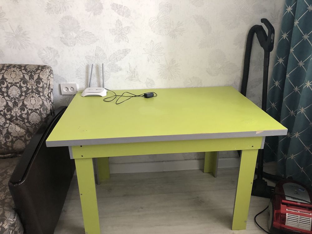 Большой кухонный стол,крепкий,разборный