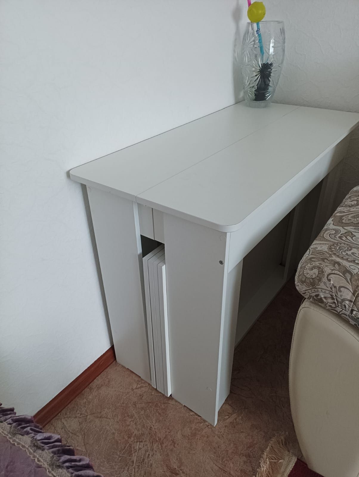 Продаю диван 3 и 2 в отличном состоянии, стол 3метра, 6стульев.