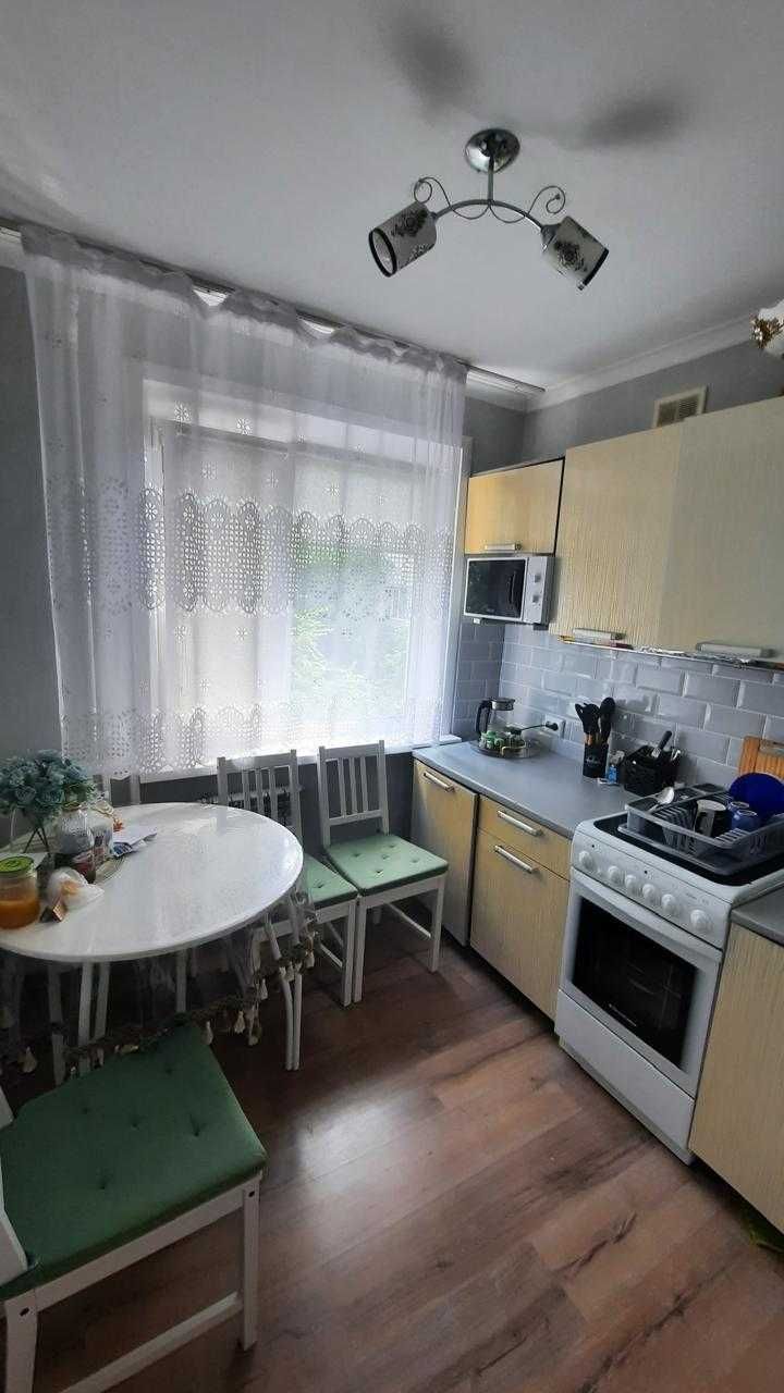 продам 2 комн квартиру в центре города