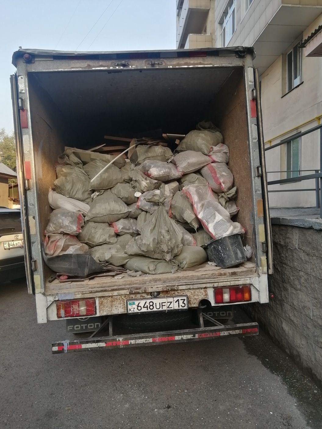 Недорого вывоз мусора бортовой газель заезд паркинг вывоз снега