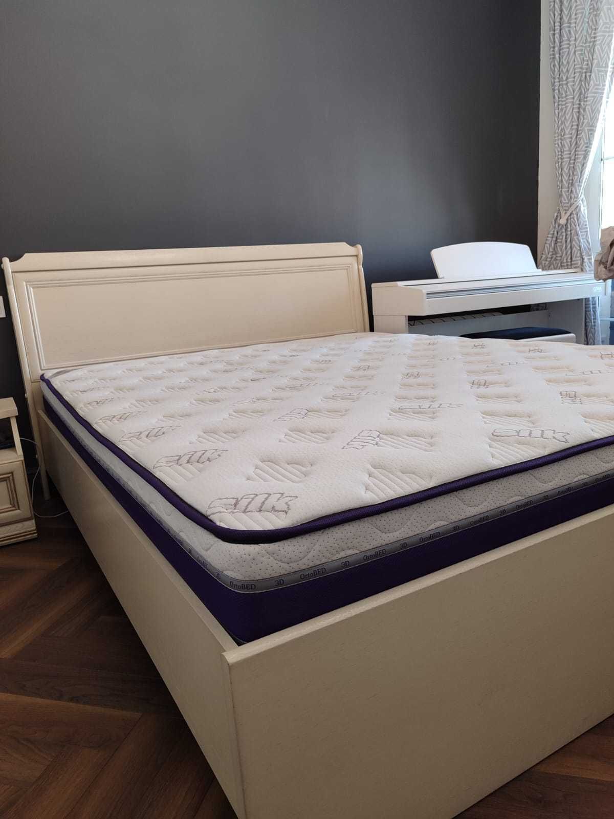 Продам двухспальную кровать с ортопедическим матрасом.