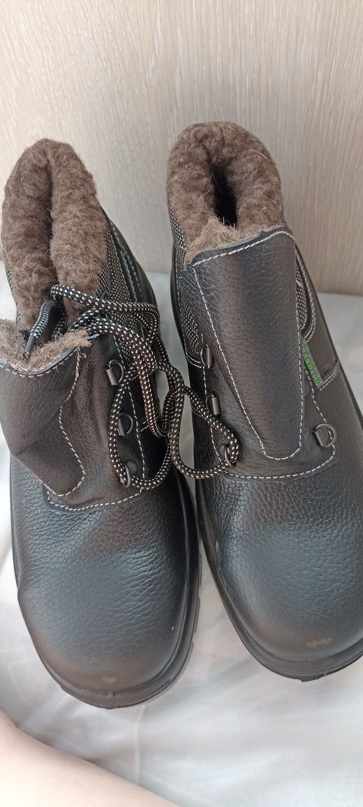 Продам зимние спец.ботинки.  Новые.