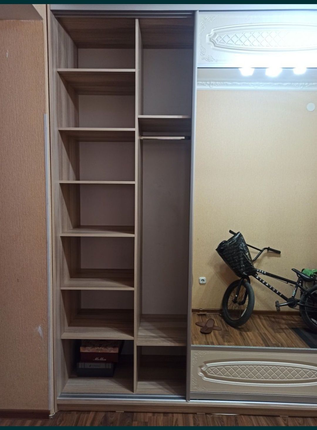 Продам прихожую ,почти новую
