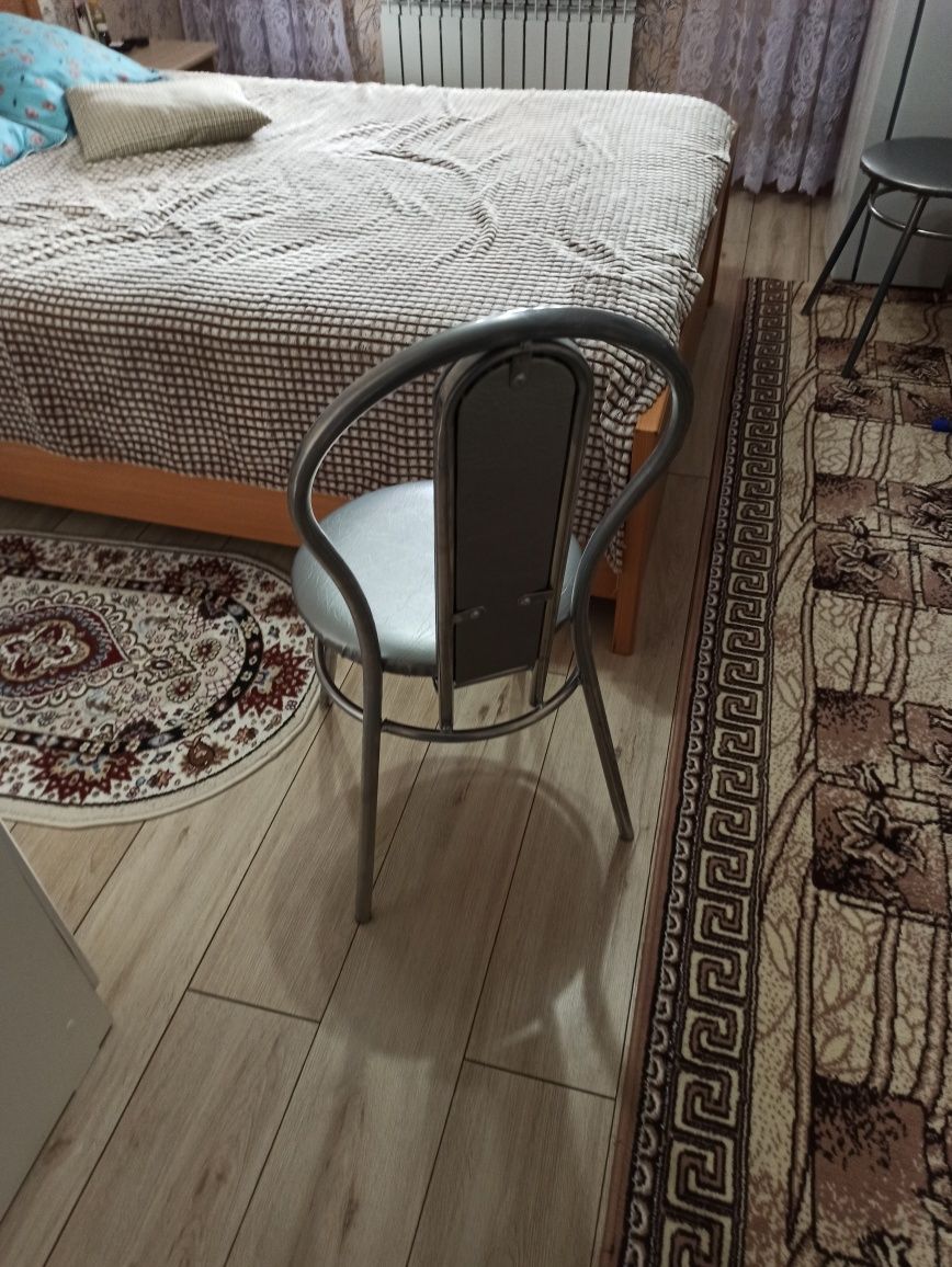 Стулья в кухню 4 штуки