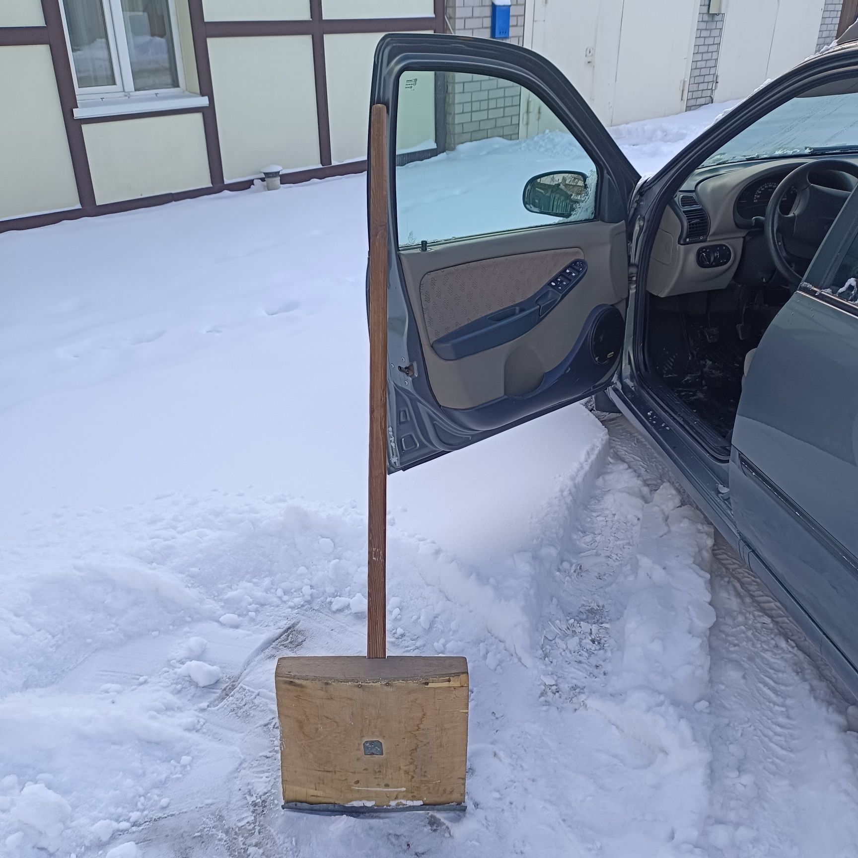 Лопата деревянная для уборки снега