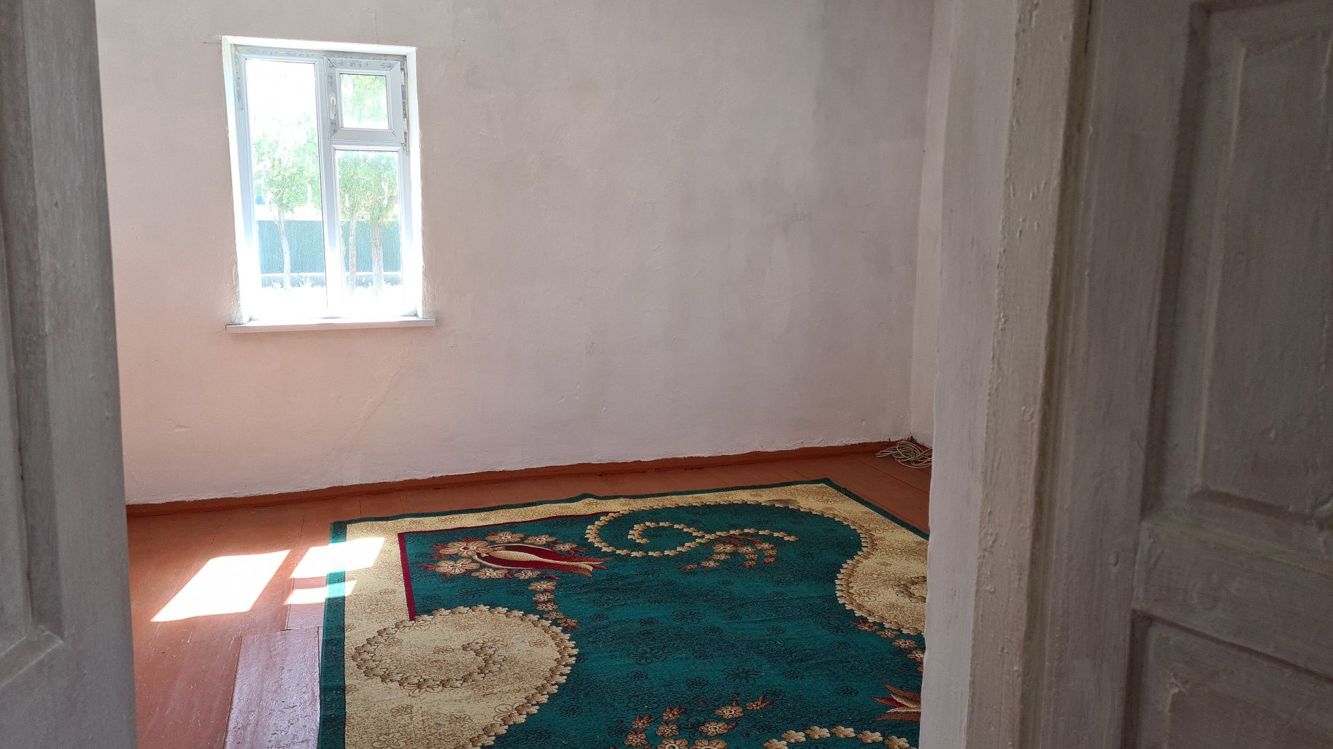 Жалағаш кентінен үлкен жеты бөлмелі үй сатылады жер телімі 14 сотка