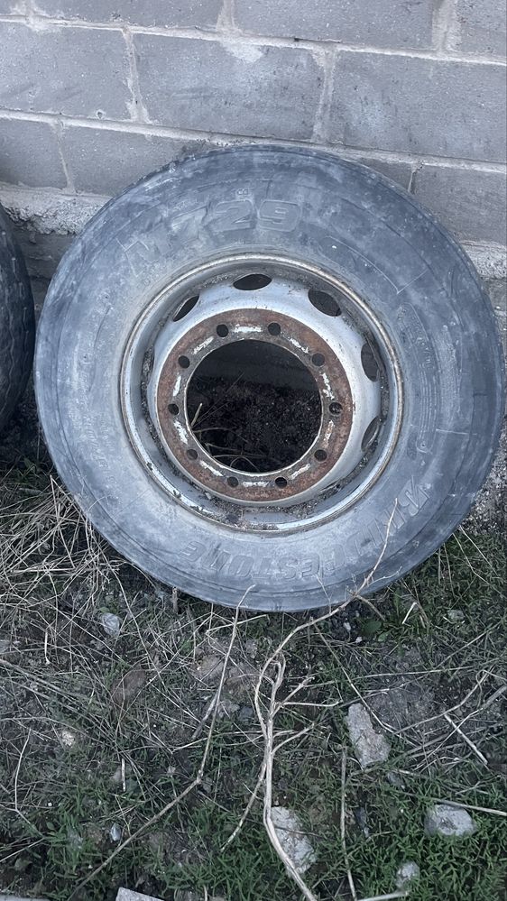 Резина р 22.5  315/70 одна с диском вторая без цена за два