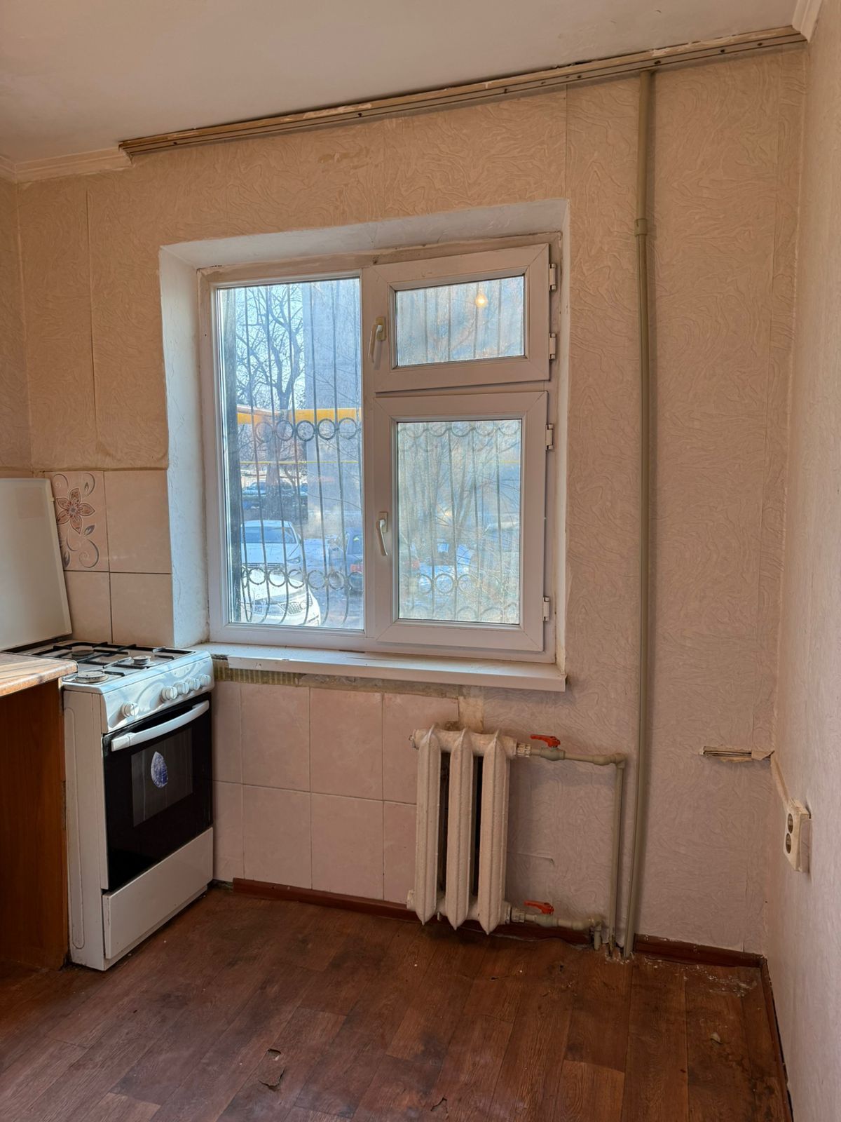 ПРОДАЁТСЯ 3комнатная квартира 1этаж 101серия проспект.РЕСПУБЛИКИ"КОЛОС