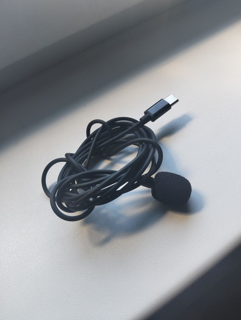 Микрофон подключается через USB