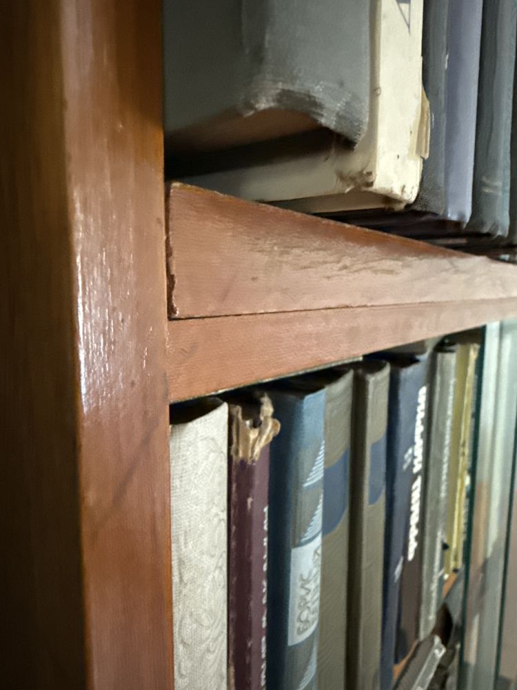 Книжный деревянный шкаф прочный