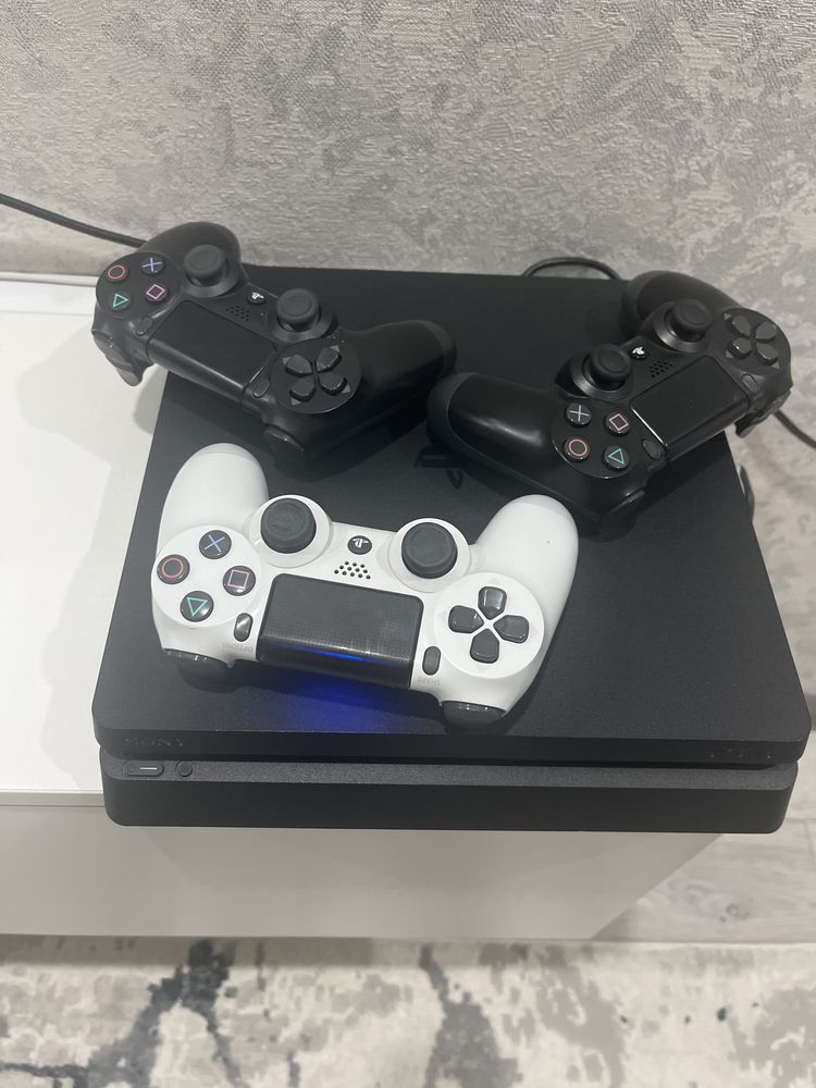 Продам PlayStation 4 в хорошем состоянии.