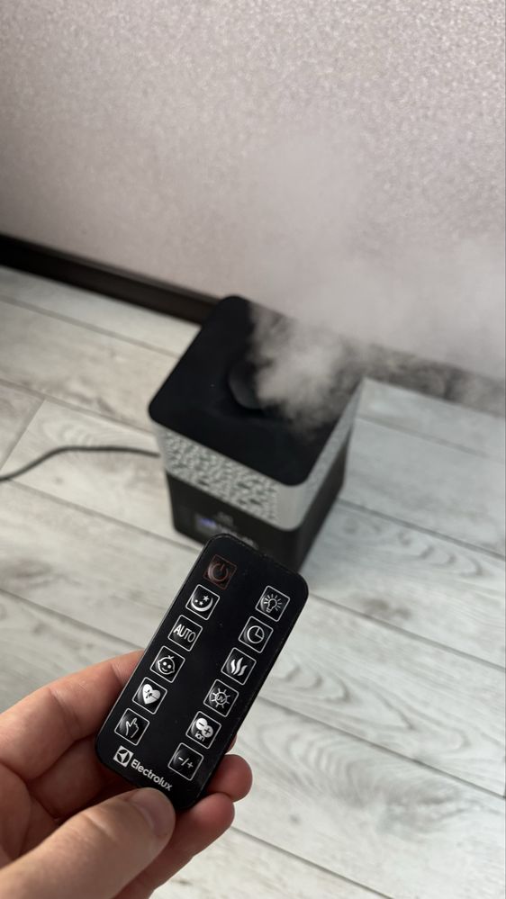 Увлажнитель воздуха Electrolux EHU-3710D черный