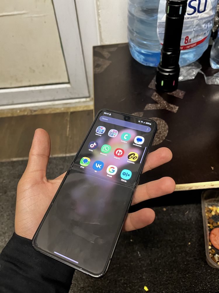 Прадаеться телефон Z flip 4