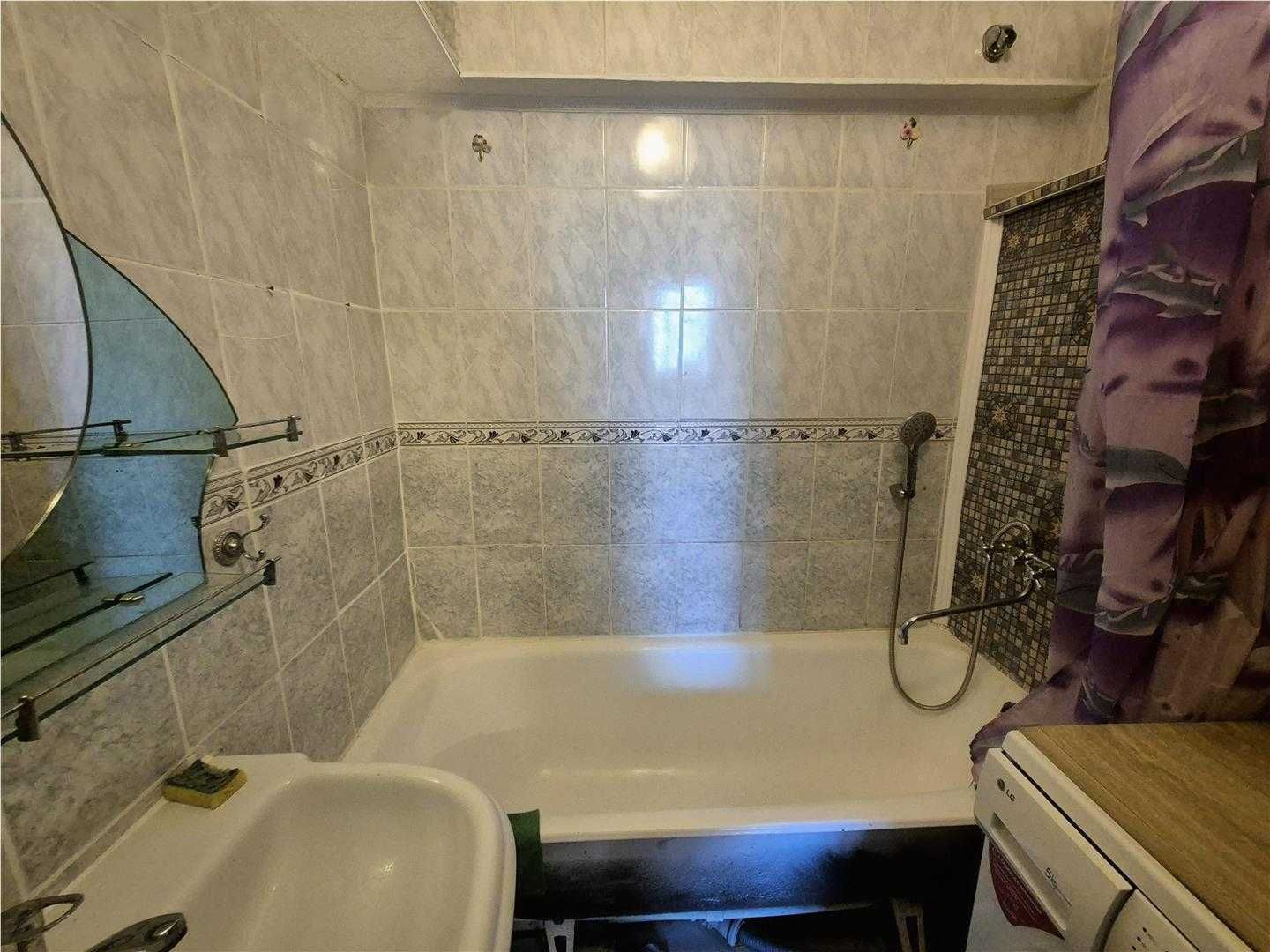 Продам 2 комн квартиру по пр Строителей 
На 1/2эт