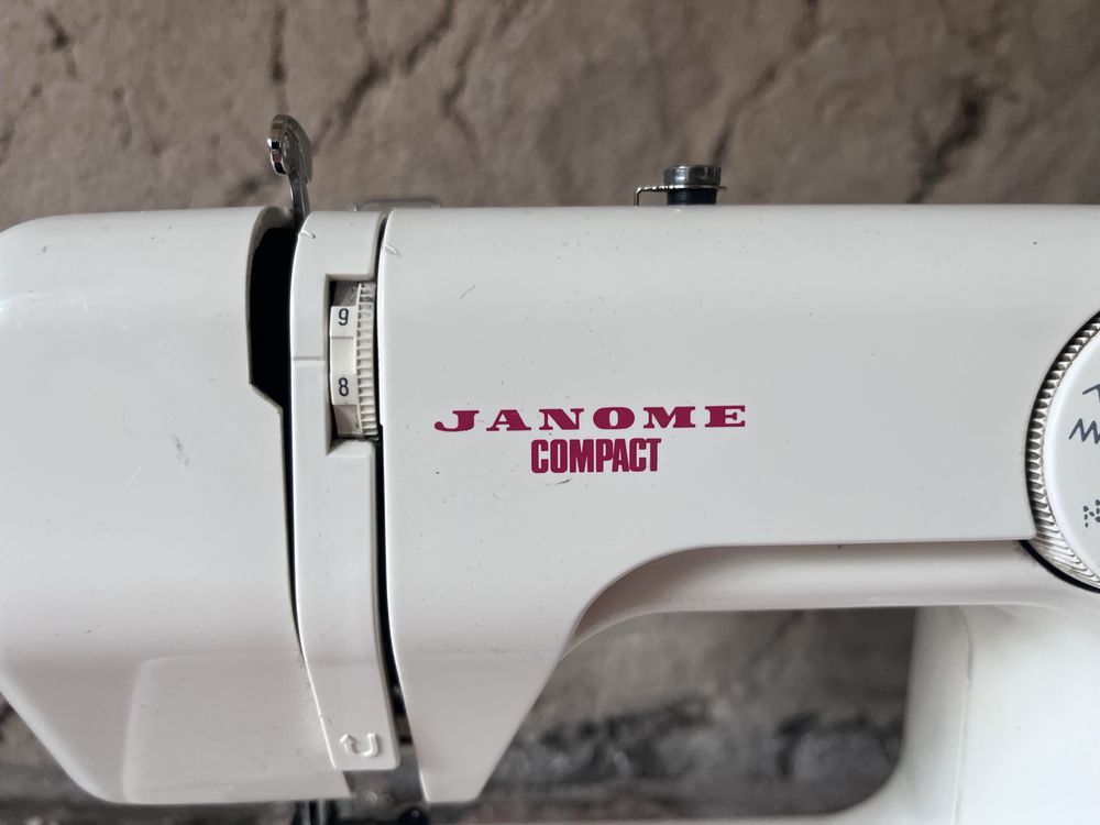 Продам швейную машинку Janome
