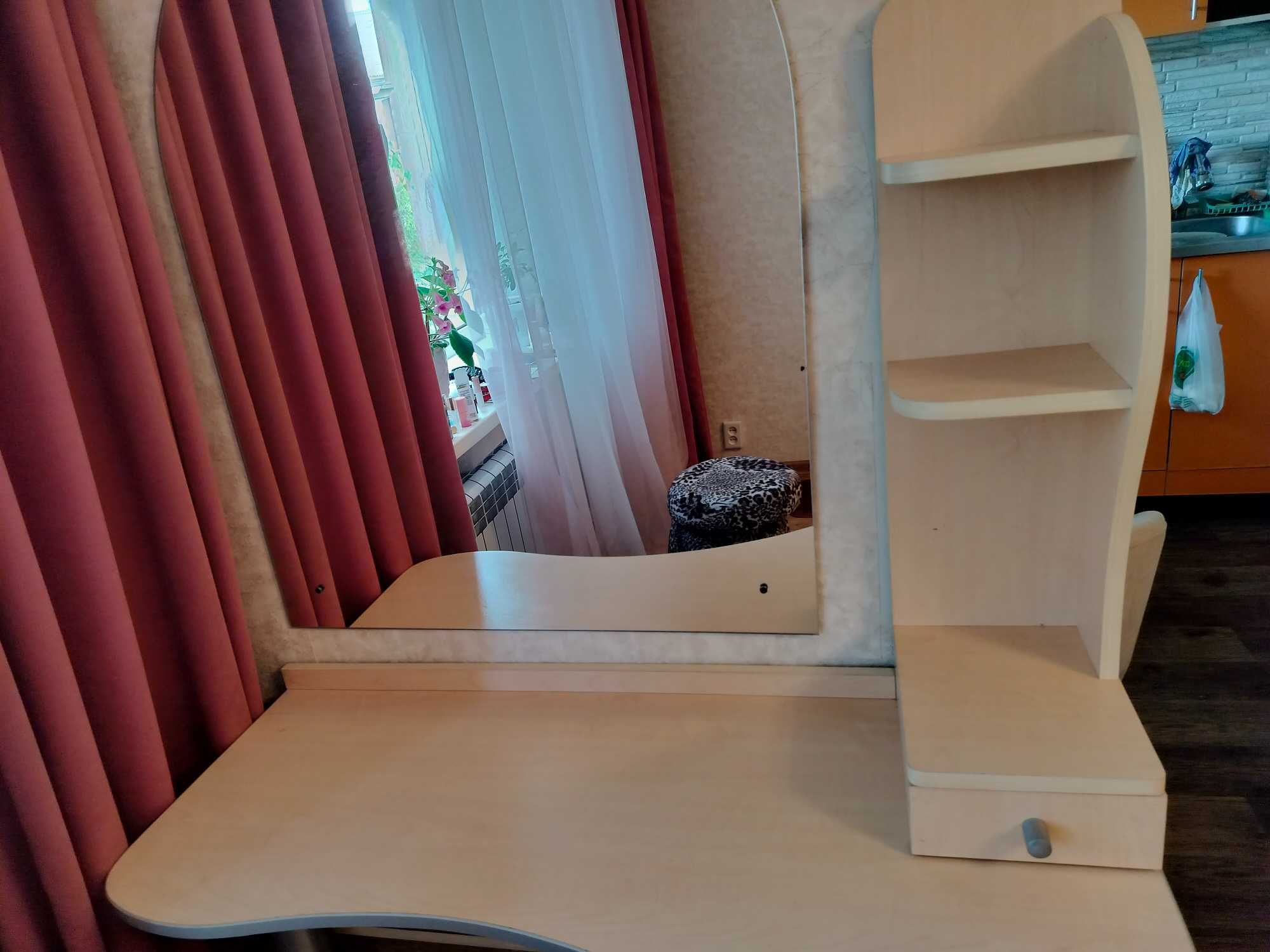 Продам туалетный столик