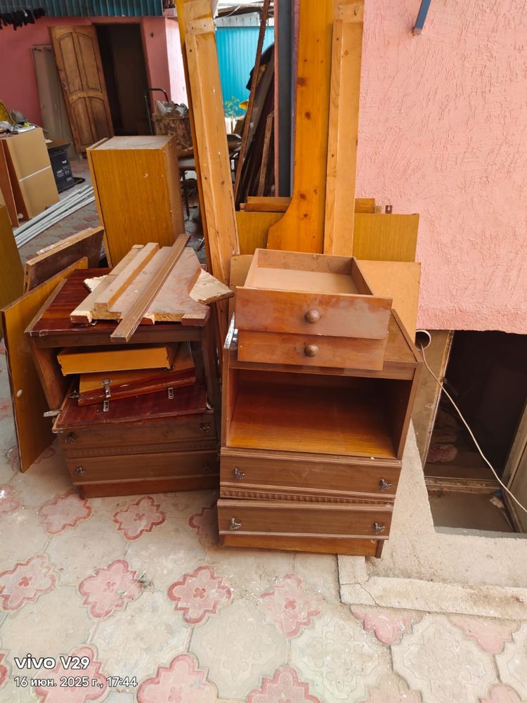 Продам мебель шкаф и стулья