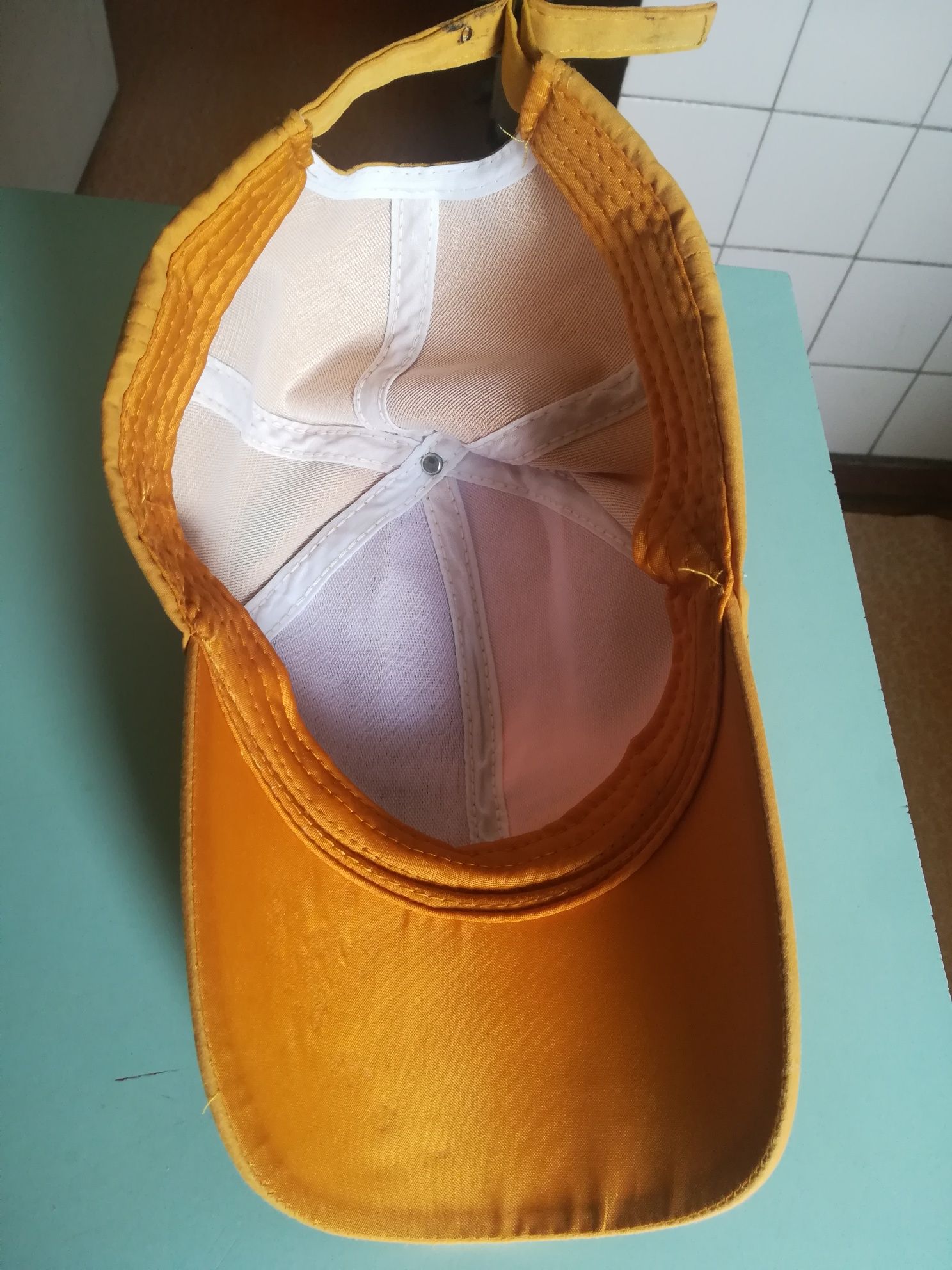 Жёлтая бейсболка Nike. И серая-Корея. 1800тг.