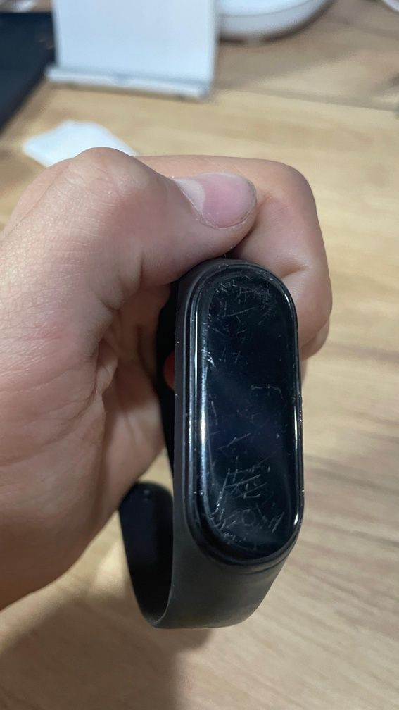 Продам часы mi band 4