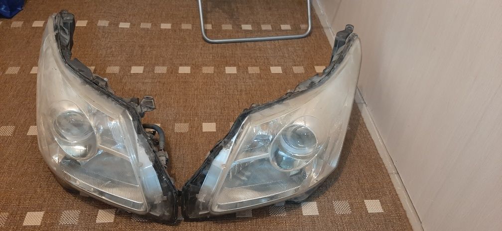 Две фары Авенсис 2010 года