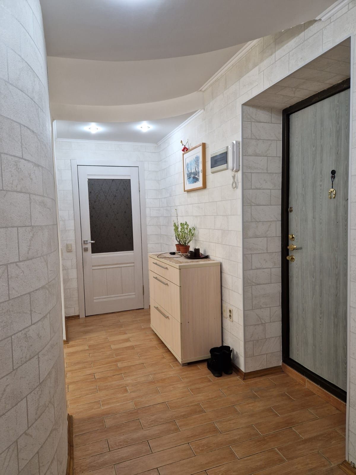 Продаётся превосходная 3-х ком. кв находиться в самом центре 8мкр,