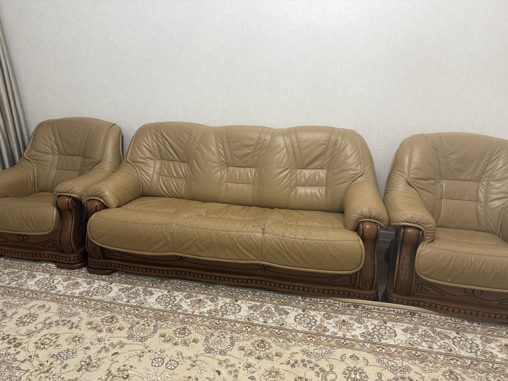 Продам кожаный диван и 2 кресло