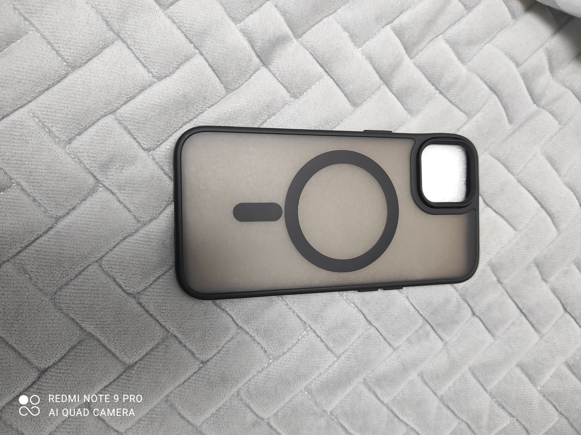 Продам чехол на iPhone 13.