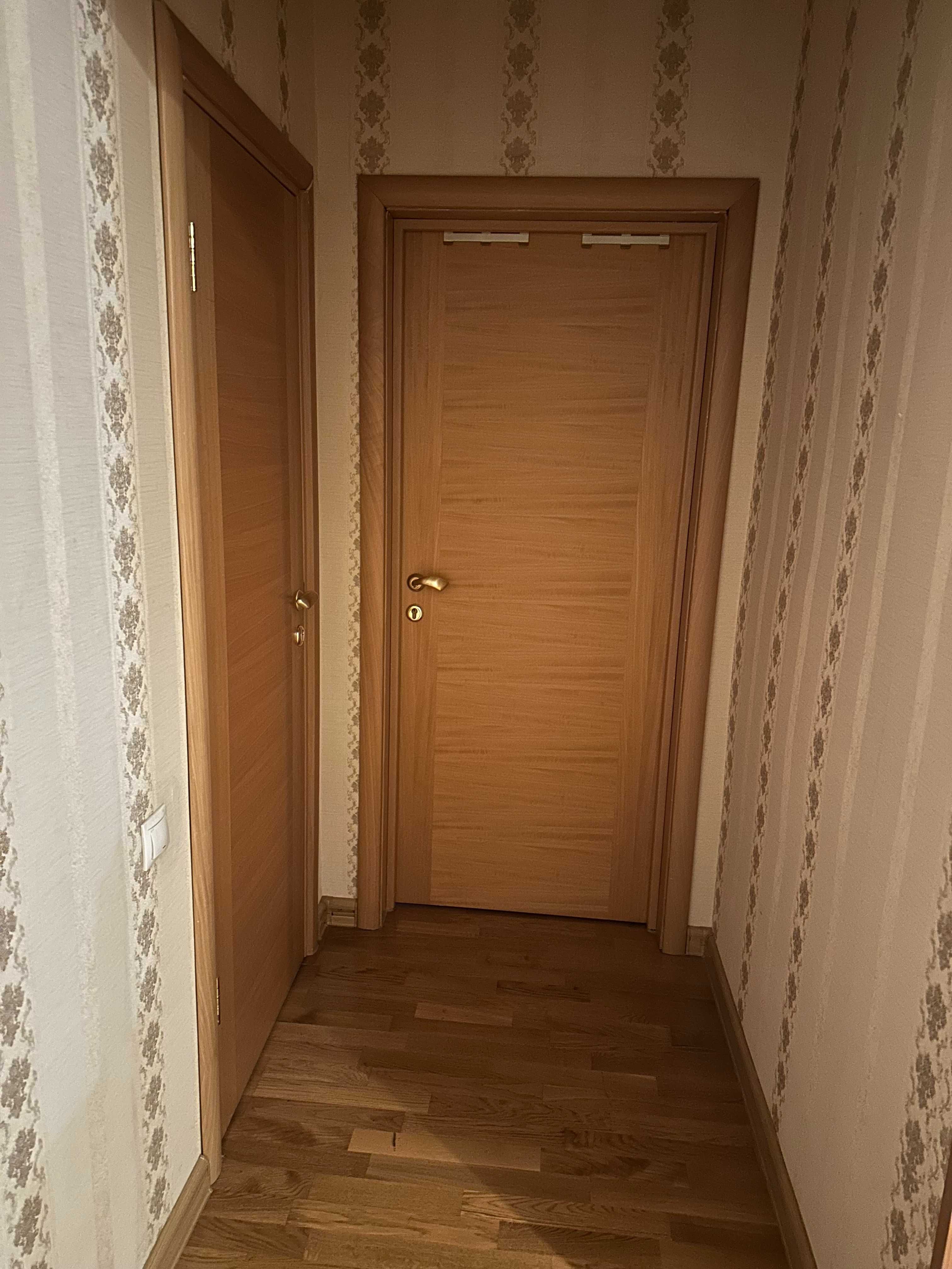 Продам двери межкомнатные бу с коробкой ( 9 шт)