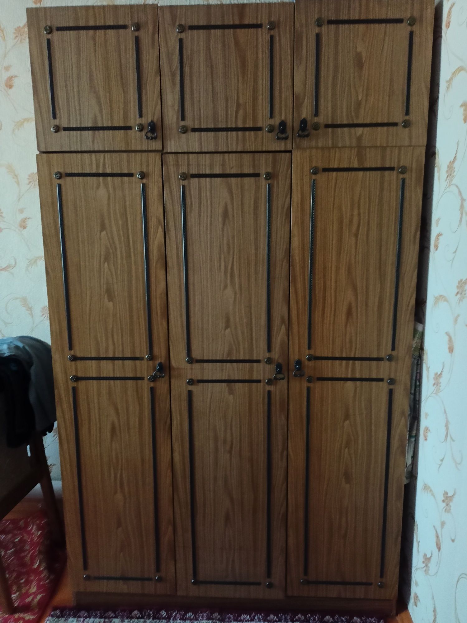 Шифоньер продам.