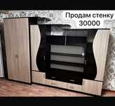 Продам стенка.прихожа.двер.люстра