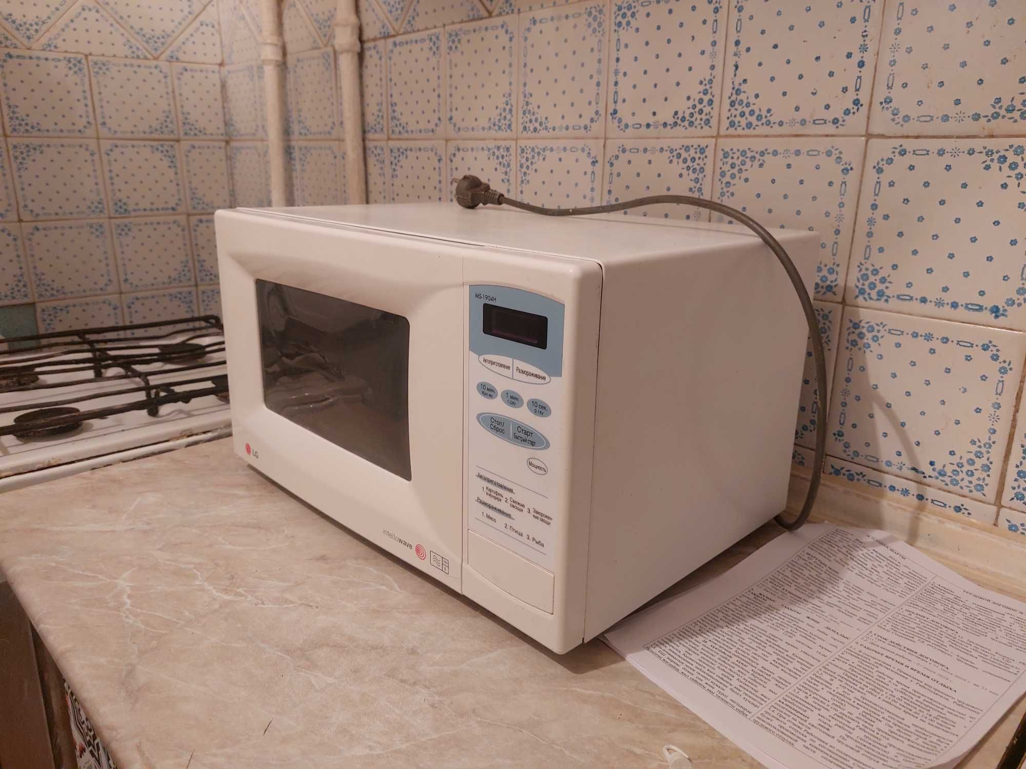 Продам - холодильник, микроволновку и шкаф.