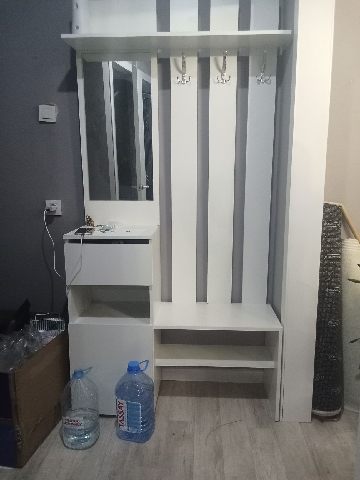 Продаем прихожую