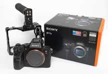 Фотоаппарат SONY A7M3 с клеткой SmallRig и верхней рукояткой.