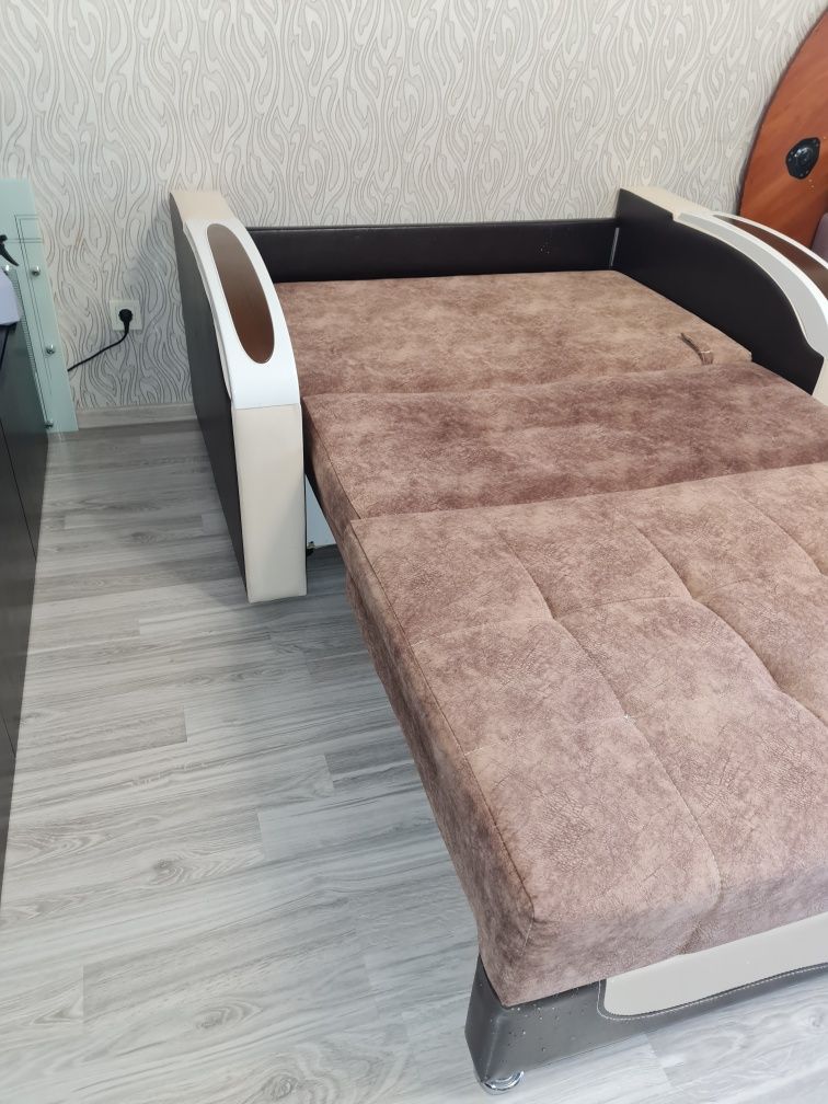 Продам диван-кровать б/у.