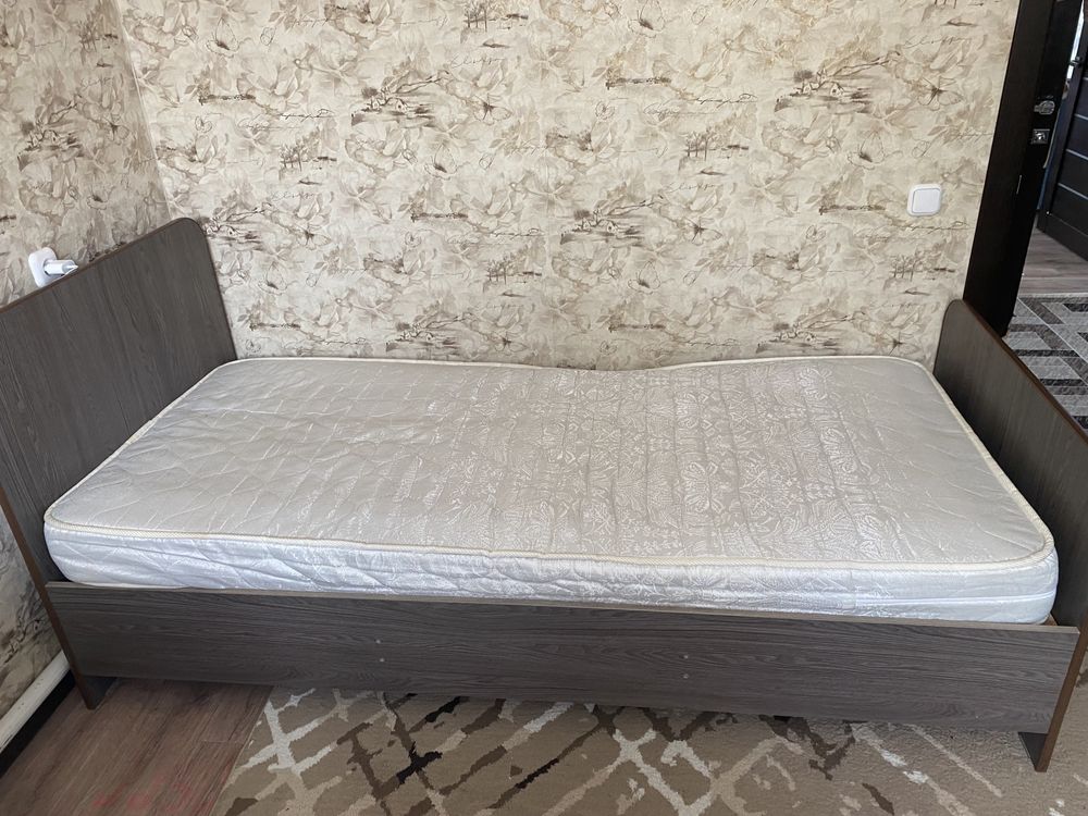 Продам кровать , стол , полку